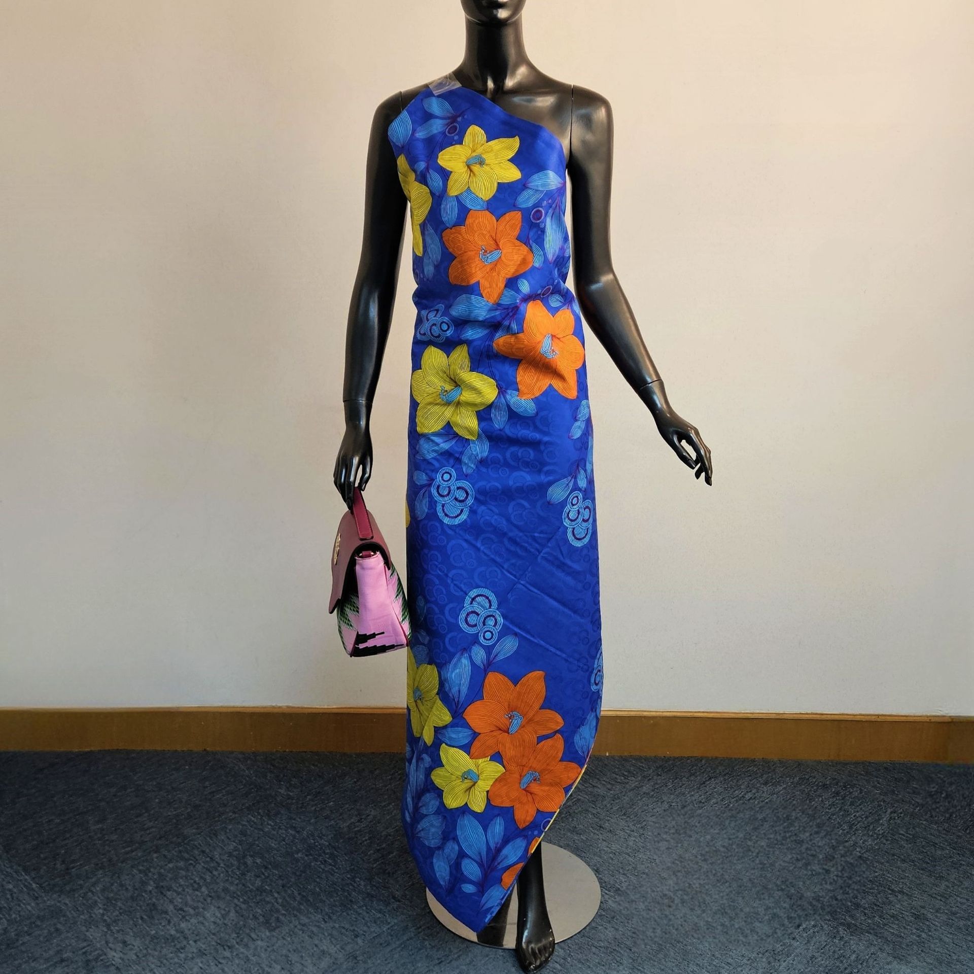 الأزهار المطبوعة على الأرجواني - مراجعة Sewing Batik وسعره